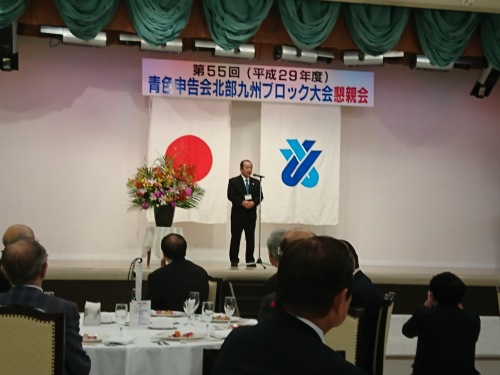 懇親会で開催地挨拶をされる伊万里青色申告会 池田会長